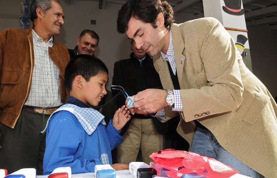 Urtubey entregó anteojos a alumnos de Guachipas