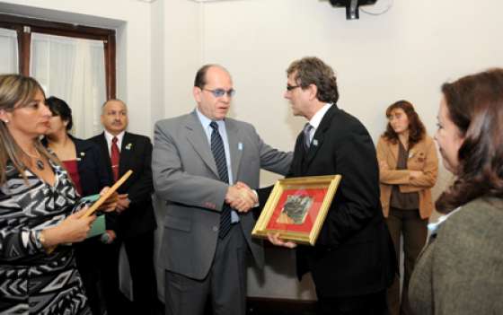 Distinguieron a docente de la Escuela de Administración Pública