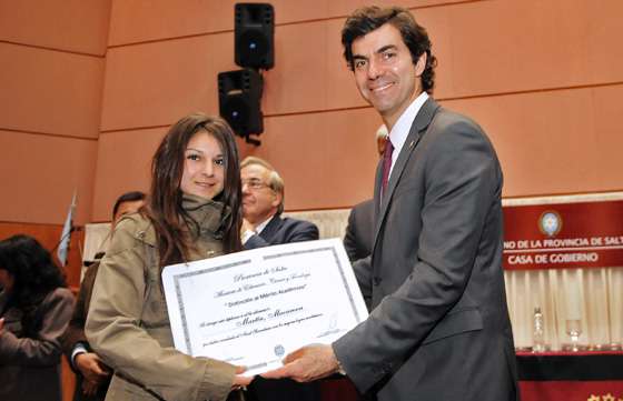Los 127 estudiantes salteños con mejor promedio recibieron una beca de manos del Gobernador Urtubey