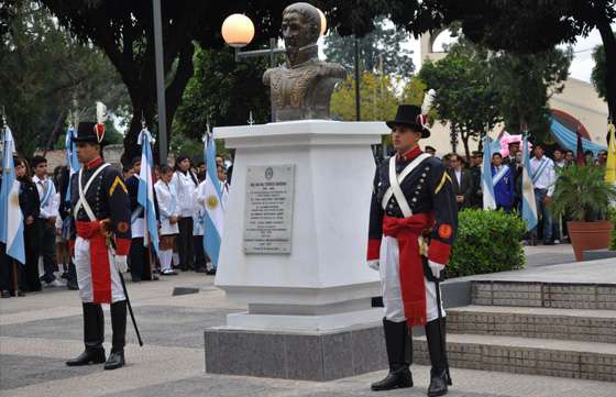 Descubrieron un busto de Cornelio Saavedra en una plaza de Tartagal