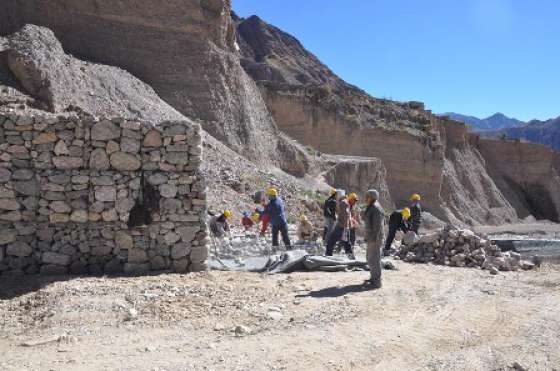 Construyen defensas en los Ríos Colanzuli y Milmahuasi de Iruya
