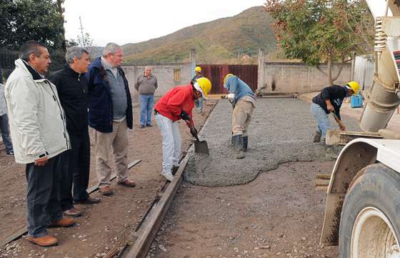La Provincia realiza trabajos de pavimentación en los municipios de Cerrillos y La Merced
