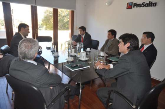 Gestionan la conexión aérea y terrestre entre Salta y Paraguay