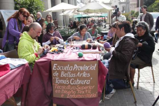 Con un fin solidario, Salta celebró la tradición del tejido