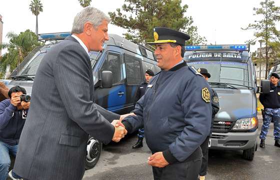 Entregaron tres minibuses para la policía provincial