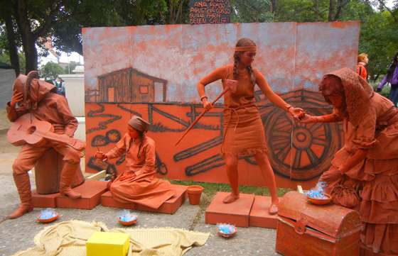 Un colegio secundario de Orán realizó una muestra de estatuas vivientes por el Día de la Bandera