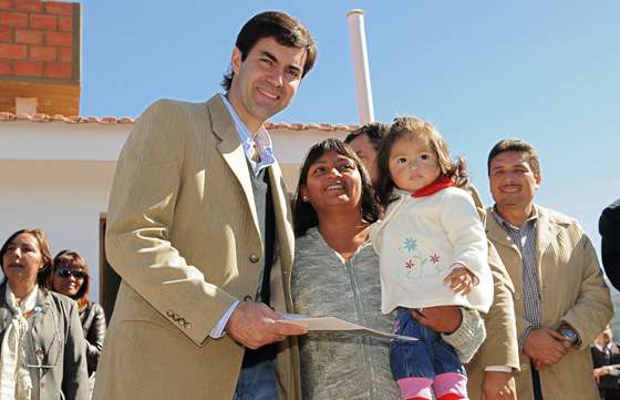 Urtubey entregó viviendas y escrituras en Campo Quijano