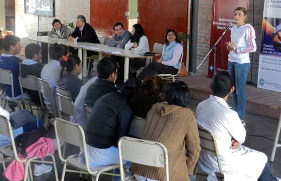 Brindaron charla sobre violencia en el noviazgo en Castañares