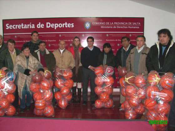 Entregaron pelotas a clubes salteños de básquet