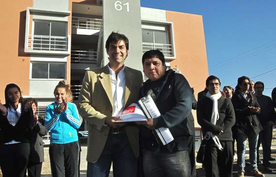 El Gobierno entregó a 144 jóvenes las llaves de sus monoambientes