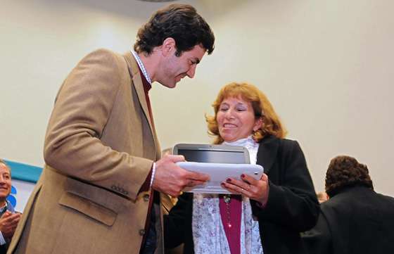 Urtubey entregó netbooks a más de 500 estudiantes y docentes de Tartagal