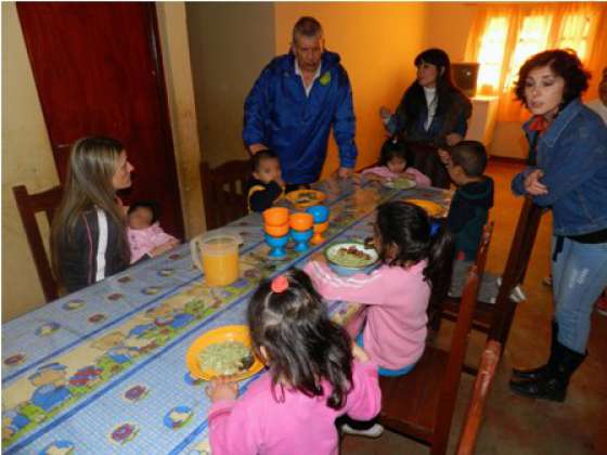 Entregaron zapatillas y ropa en el Hogar de Niños de Tartagal