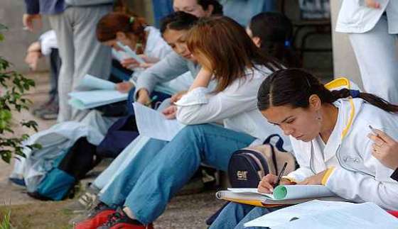 Pago a estudiantes becados de toda la provincia
