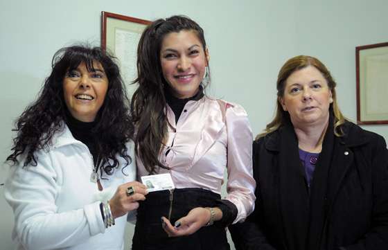 Se entregó a una ciudadana su nuevo DNI con rectificación de género