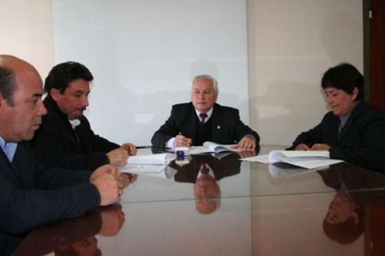 Salud firmó un convenio con el IPV para la construcción de dos viviendas en Cachi