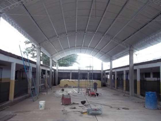 Se construye la cubierta del patio de la Escuela Daniel León de Gral. Mosconi