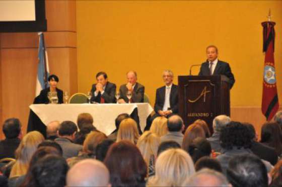 El ministro de Trabajo asistió a la presentación de normas ISO a la calidad para la Cooperadora Asistencial