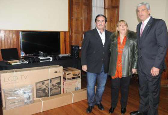 El senado recibió equipos multimedia para escuelas del interior