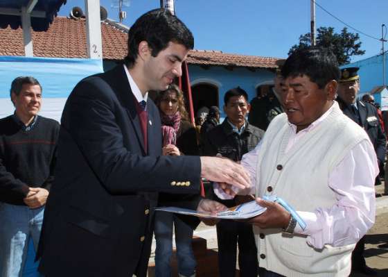 Urtubey inauguró obras y entregó  viviendas en la localidad de Isla de Cañas