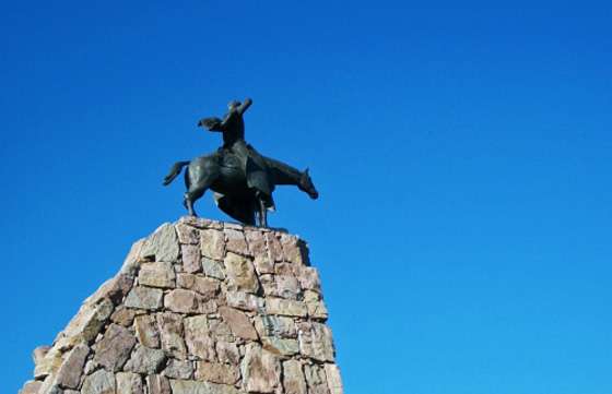 La Provincia se ofreció para reparar el monumento a Güemes en Capital Federal