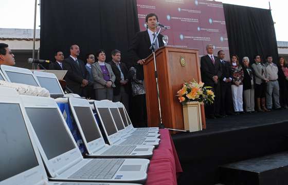 Estudiantes de Las Lajitas recibieron computadoras portátiles