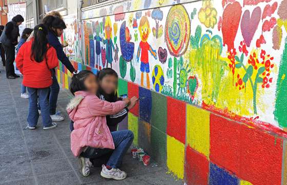 Chicos de centros de inclusión transitoria pintaron un mural