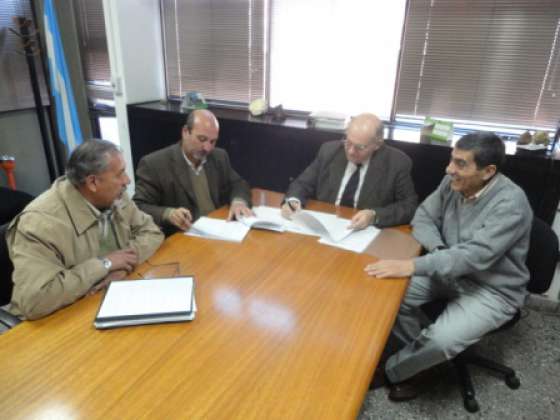 Minería y Vialidad de la provincia firmaron convenios por extracción de áridos
