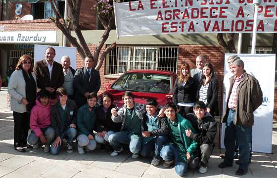 Una escuela técnica de Güemes recibió un Peugeot 408