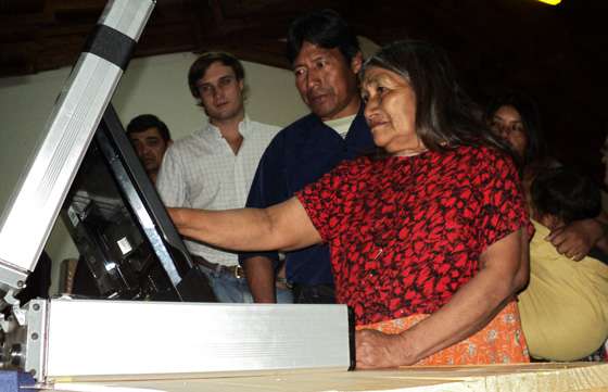Comunidades originarias aprendieron a usar el voto electrónico