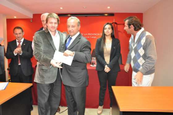 El Ministerio de Trabajo entregó microcréditos a jóvenes emprendedores