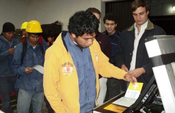 Ciudadanos de Colonia Santa Rosa se capacitaron en el uso de voto electrónico