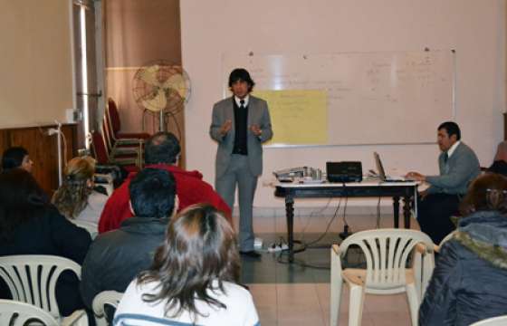 Salud capacita al recurso humano sobre el uso de relojes biométricos