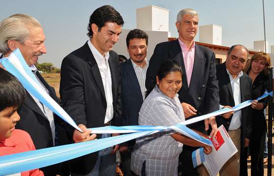 El Gobierno brinda solución habitacional a familias de Apolinario Saravia