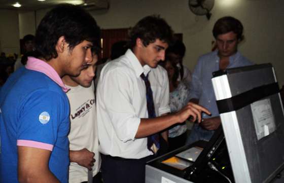 Adolescentes de Embarcación aprendieron a utilizar el voto electrónico