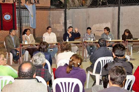 Reunión con Vecinos del barrio El Pilar