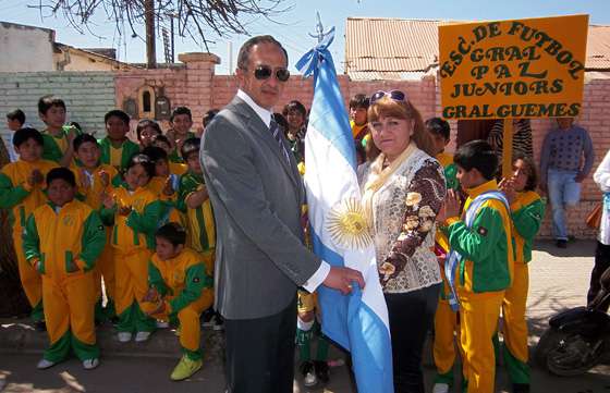 Entregaron banderas de ceremonia en una escuela de fútbol