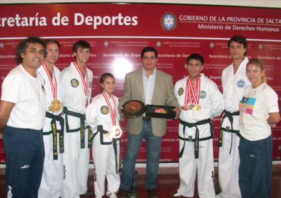 La delegación salteña de Taekwondo visitó la Secretaría de Deportes
