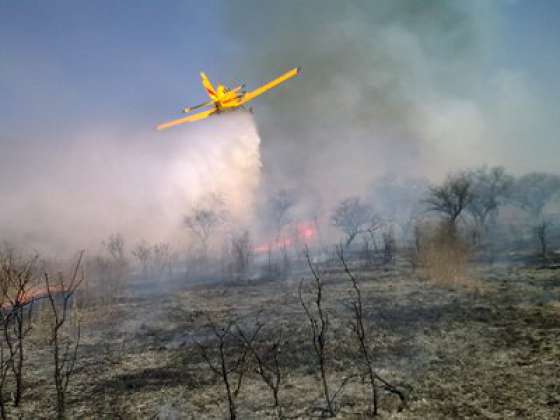 El avión y el helicóptero hidrantes de la Provincia sobrevuelan la zona afectada por los incendios