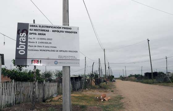 Avanza la obra de electrificación en un loteo de Hipólito Yrigoyen