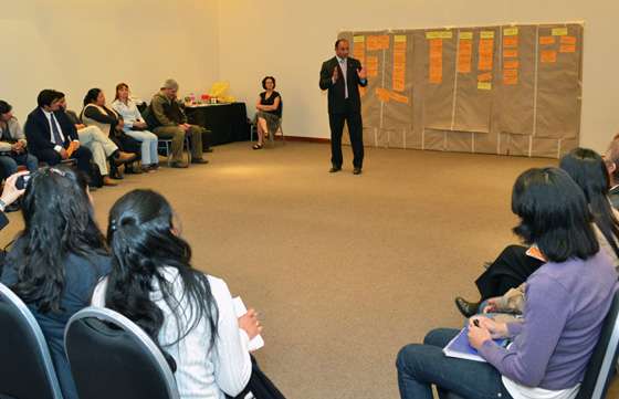 Distintos sectores, en un taller  de construcción de políticas socioeducativas