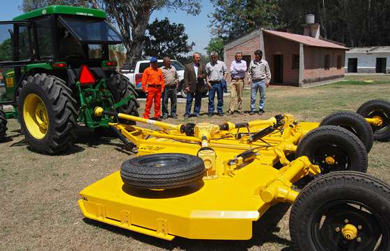 Vialidad sumó a su flota 12 equipos de tractores con desmalezadoras