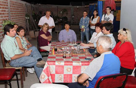 Sylvester dialogó y escuchó propuestas de vecinos de barrio Los Lapachos y San Carlos