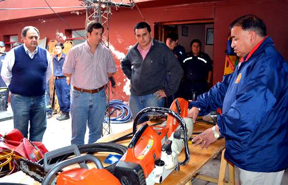 Sylvester visitó la sede de los Bomberos Voluntarios de Rosario de la Frontera