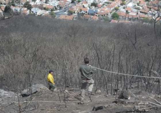 Ambiente y Defensa Civil recorrieron los cerros afectados por el incendio