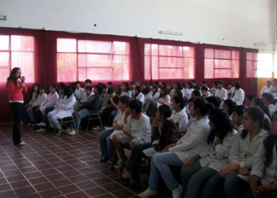 Charla sobre adicciones a estudiantes de Orán