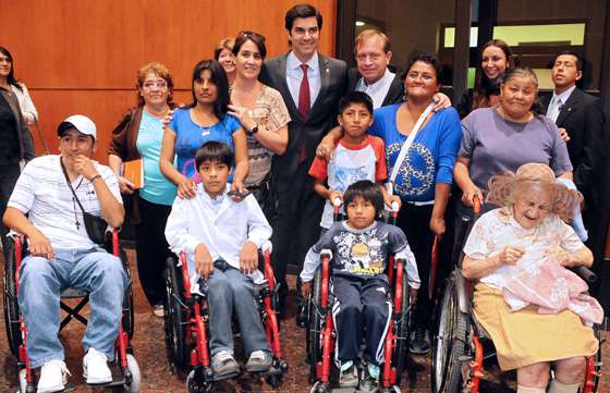 Fundaciones donaron 50 sillas de ruedas para personas de bajos recursos