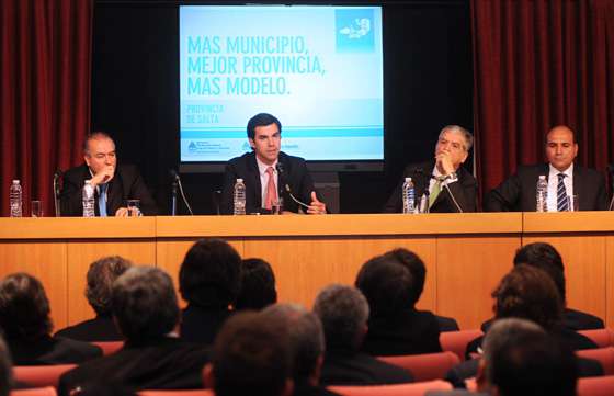 Urtubey y 54 intendentes salteños presentaron un plan de obras públicas a la Nación