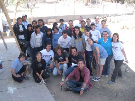 Estudiantes de Buenos Aires realizan tareas solidarias en escuelas de Seclantás