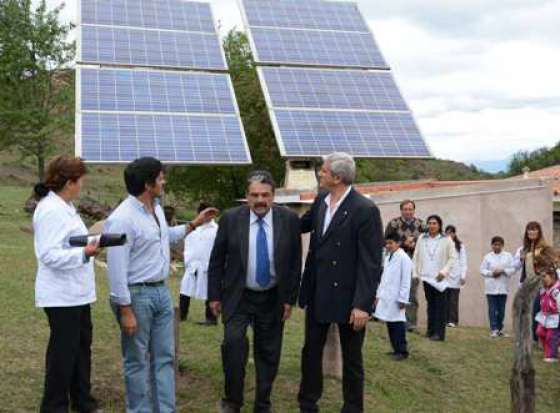 Habitantes de Los Sauces cuentan con energía solar