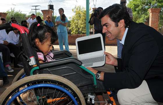 En escuela de Las Lajitas se entregaron 59 netbooks a alumnos con necesidades educativas especiales